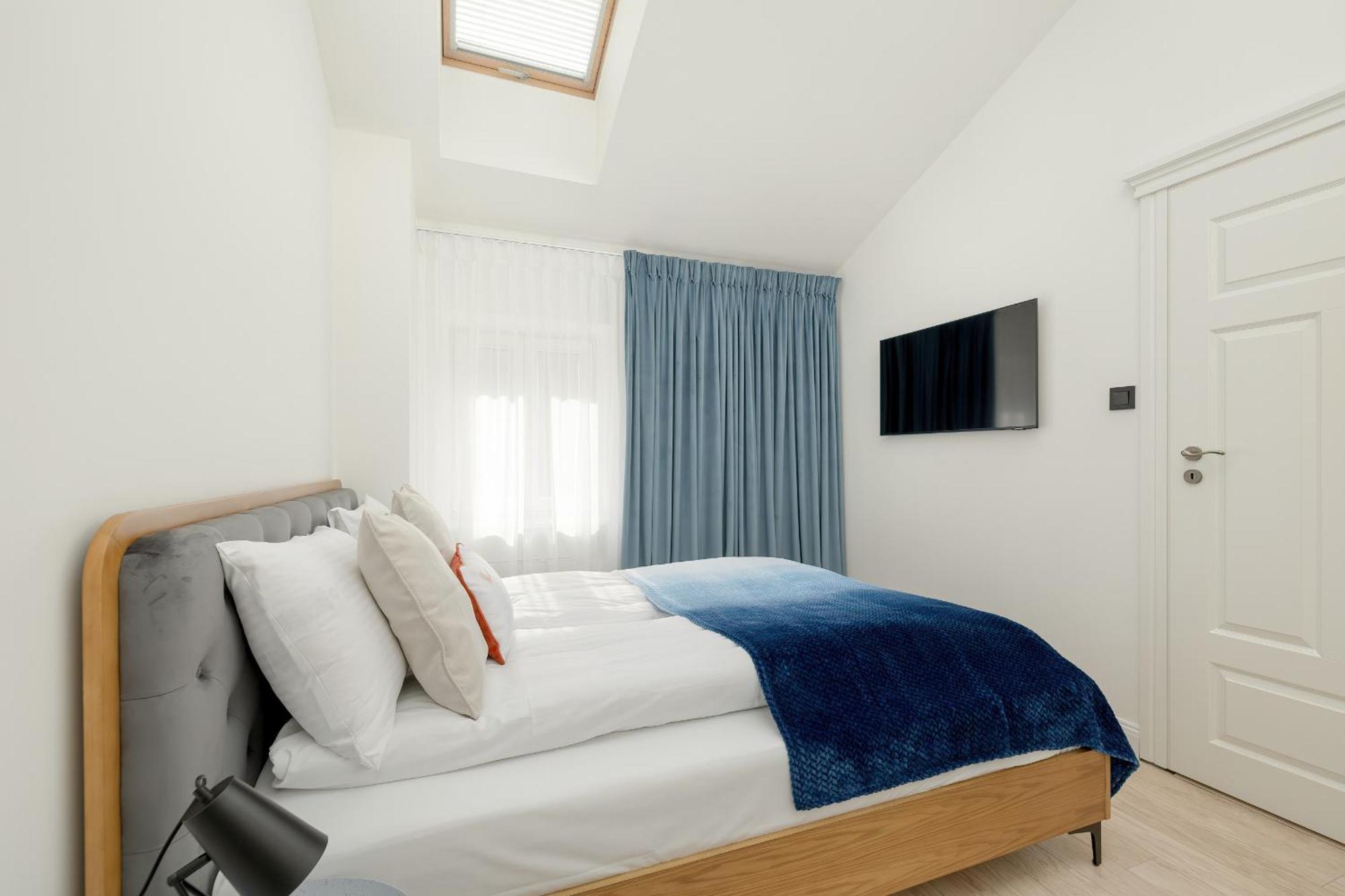 Minimalist Bright Kopernika Near Old Town In By Renters Apartment