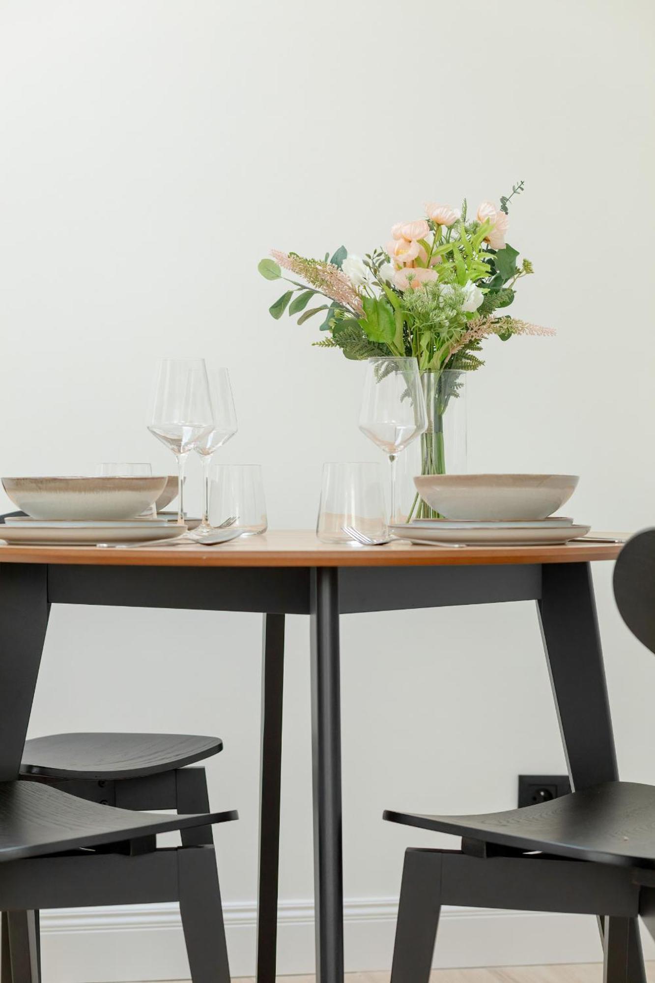 Minimalist Bright Kopernika Near Old Town In By Renters * Poznan